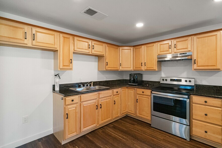 More Photos Of 19510-19514 Turtle Creek Ln, Magnolia Warehouse For Sale