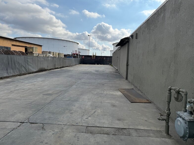 More Photos Of 2300 E Curry St, Long Beach Warehouse For Lease