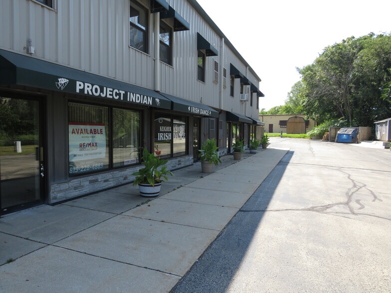 More Photos Of 113-137 W Wapella St, Minooka General Retail For Lease