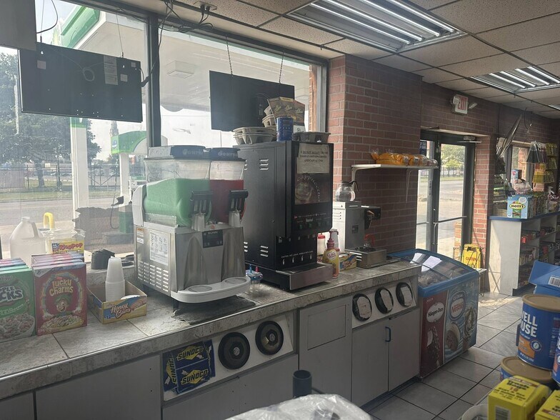 More Photos Of 3720 W McNichols Rd, Detroit Freestanding For Sale