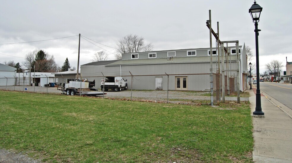 More Photos Of 230 South Main St, Lakeview Flex For Sale