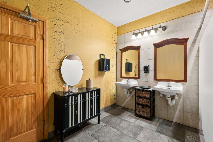 More Photos Of 212 Main St, Oneida General Retail For Sale