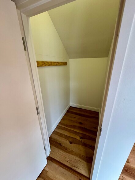 More Photos Of 17-4 NH-125, Kingston Service For Lease