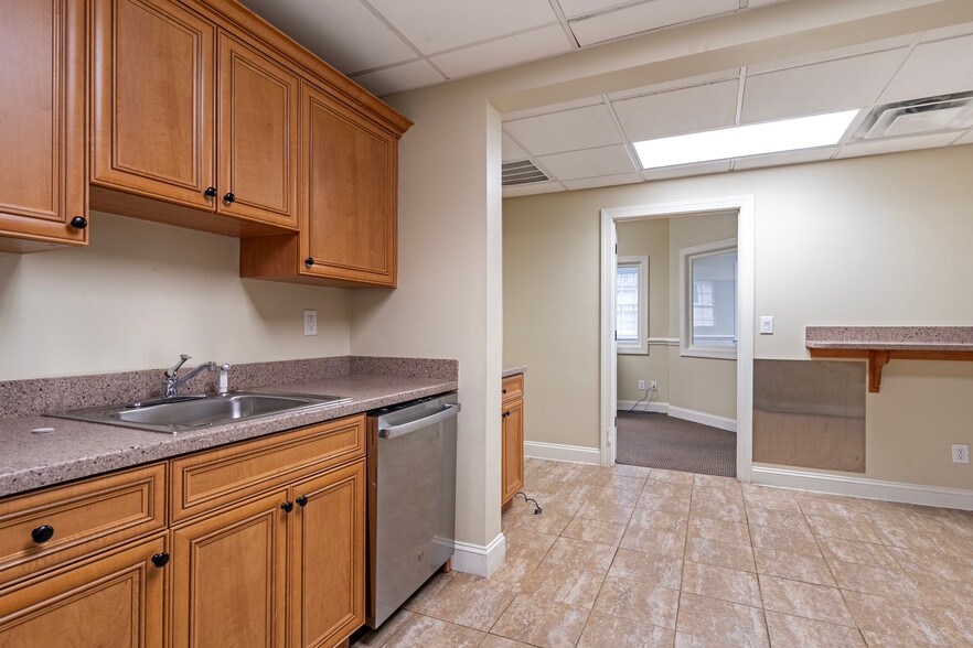 More Photos Of 1905 Woodstock Rd, Roswell Office For Sale
