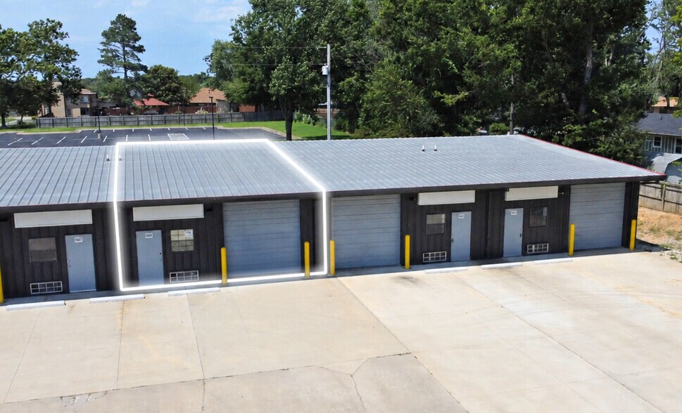 More Photos Of 1601-1623 W Acorn Dr, Rogers Distribution For Lease