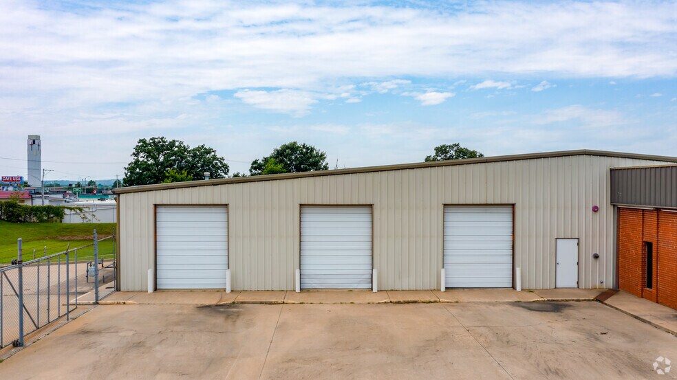 More Photos Of 710 S Adams St, Sapulpa Distribution For Sale