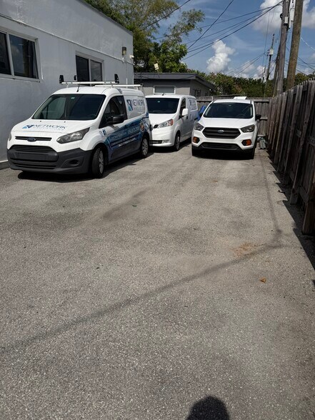 More Photos Of 2115-2145 SW 2nd Ave, Fort Lauderdale Showroom For Sale