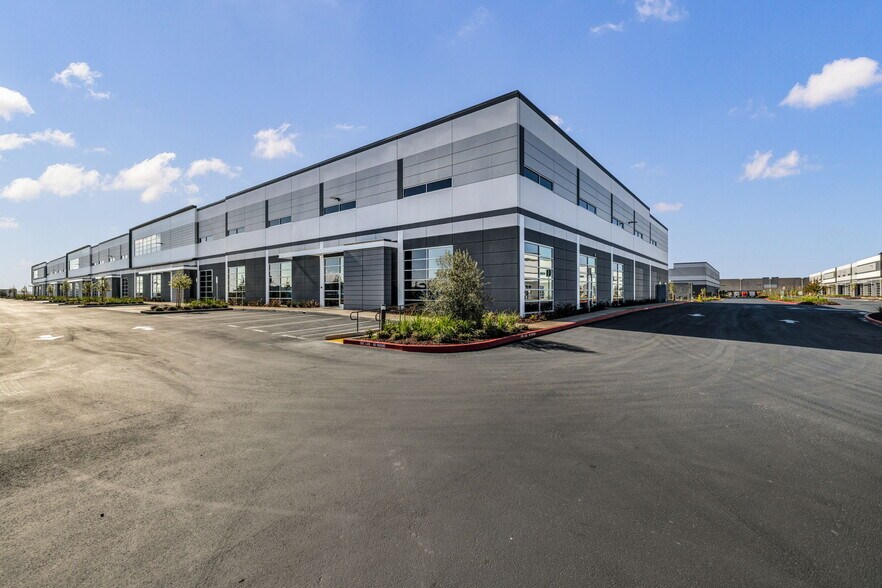 More Photos Of Skyking & Metro Air Pky @ Metro Air Parkway, Sacramento Unknown For Lease