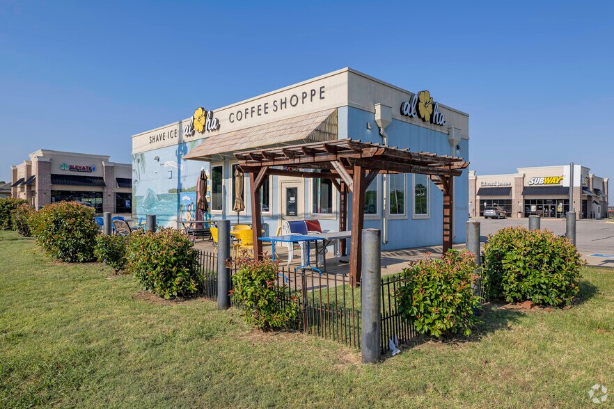 More Photos Of 8000-8022 NW 39th Expressway, Bethany Freestanding For Lease