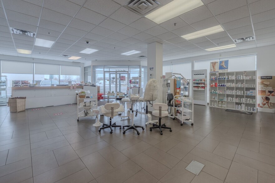 More Photos Of 9081-9101 Rue du Parcours, Montréal Warehouse For Sale