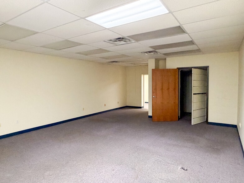 More Photos Of 3850 South Fwy, Fort Worth Flex For Sale