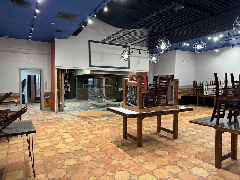 More Photos Of 1525 4th St, Sarasota Restaurant For Lease