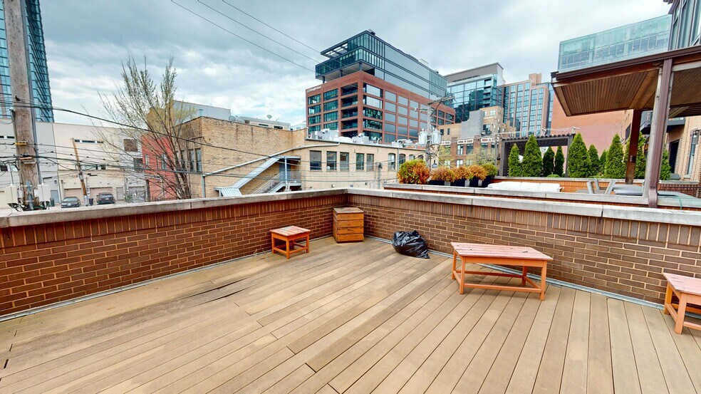 More Photos Of 1009 W Fulton Market, Chicago Storefront Retail Office For Sale