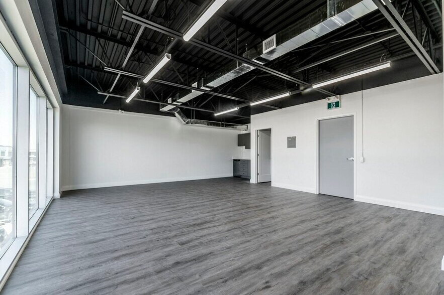 More Photos Of 587 Hanlon Creek Blvd, Guelph Showroom For Sale