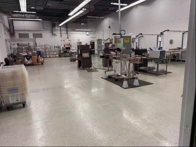 More Photos Of 425 Barclay Blvd, Lincolnshire Research And Development For Lease