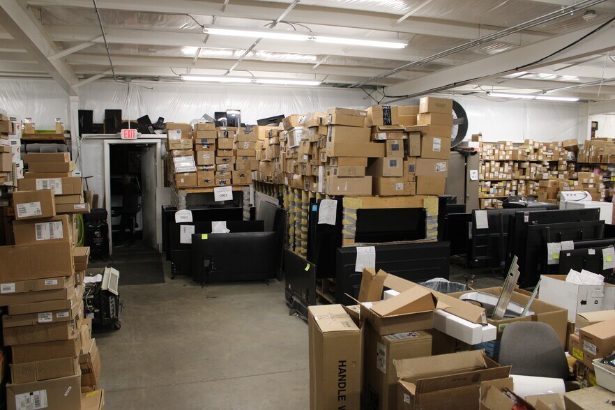 More Photos Of 2810 Covert Ave, Evansville Showroom For Lease