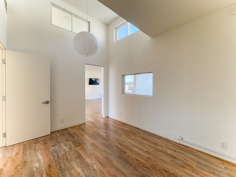 More Photos Of 106-108 W Channel Rd, Santa Monica Storefront Retail Office For Lease