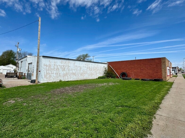 More Photos Of 1712 Central Ave, Kearney Warehouse For Lease