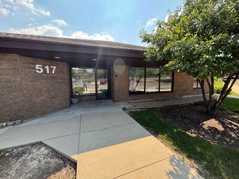 More Photos Of 511-515 Thornhill Dr, Carol Stream Unknown For Lease