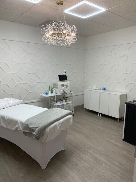 More Photos Of 2295 S Hiawassee Rd, Orlando Office For Lease