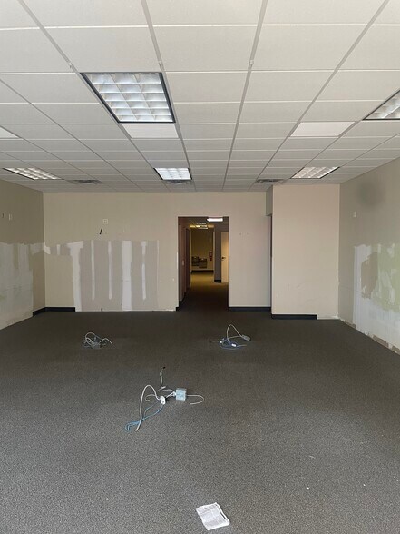 More Photos Of 30-76 Steinway St, Astoria Storefront Retail Office For Lease