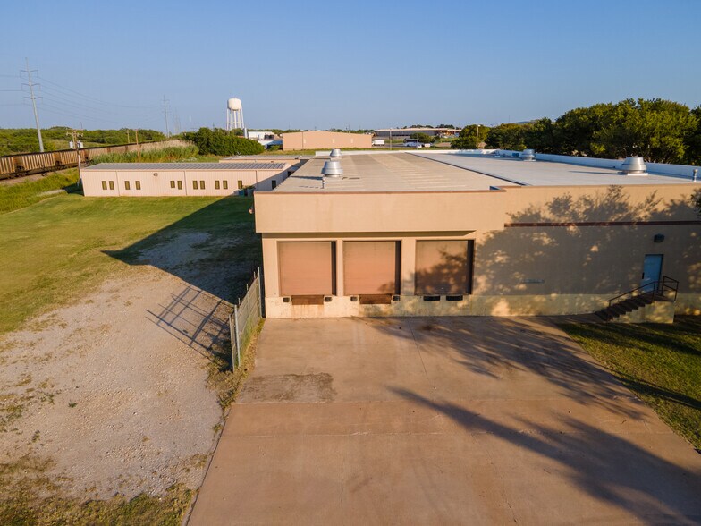 More Photos Of 2716 Commerce St, Wichita Falls Industrial For Sale