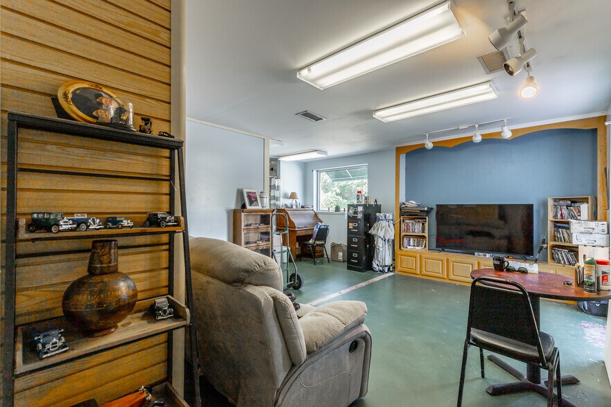 More Photos Of 15781 Rankin Ave, Dunlap Freestanding For Sale