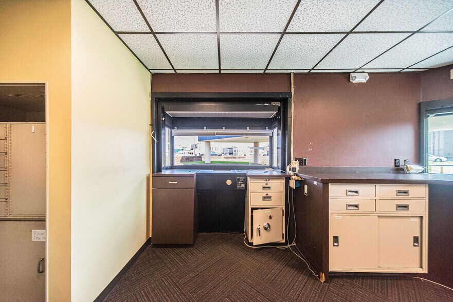 More Photos Of 325 Washington St, Paducah Bank For Lease