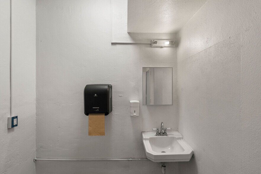 More Photos Of 3301 Maple Ave, Los Angeles Unknown For Lease