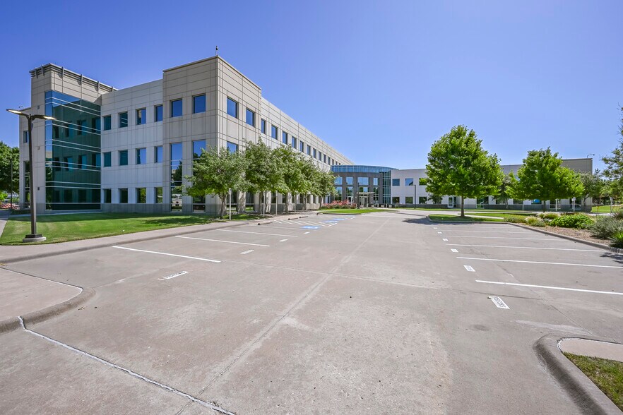 More Photos Of 5601 Headquarters Dr, Plano Office For Sale