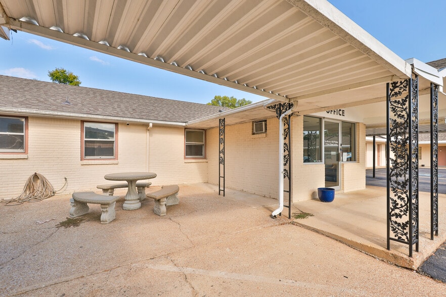 More Photos Of 551 Elm St, Martin Hotel For Sale