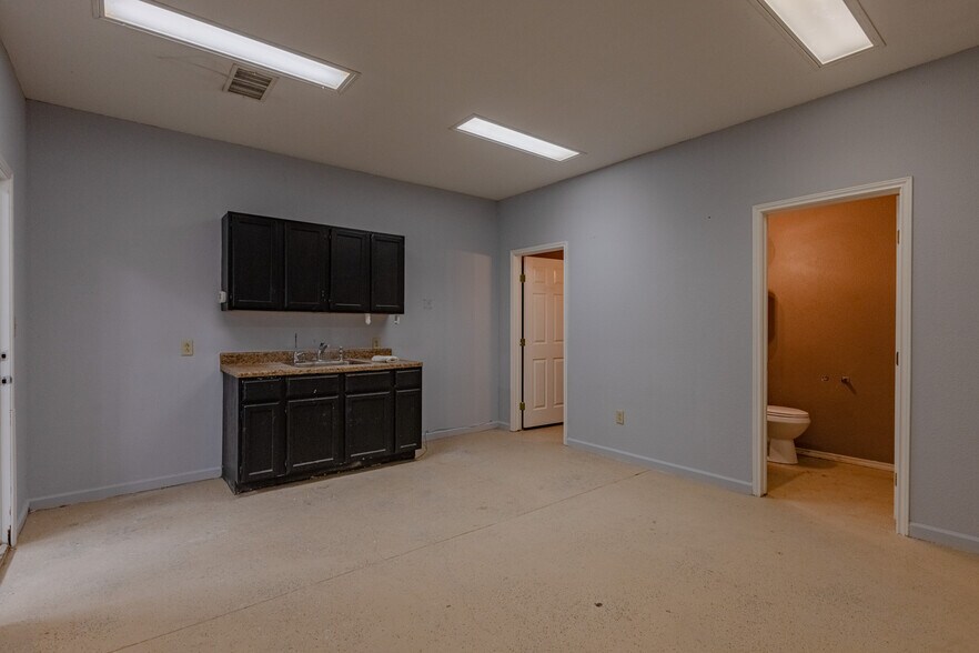 More Photos Of 9604 W County Road 152, Midland Warehouse For Sale