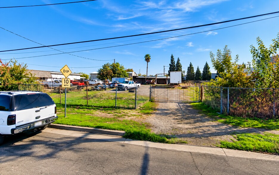 More Photos Of 7080 N Harrison Ave, Fresno Service For Sale
