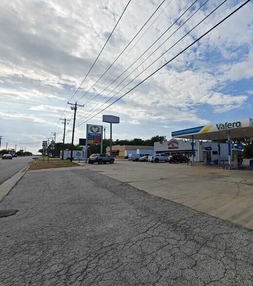 More Photos Of 100 E FM 120, Pottsboro General Retail For Sale