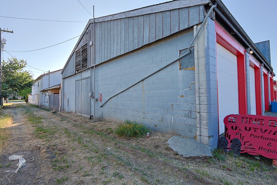 More Photos Of 2150 Winchester Ave, Reedsport Service Station For Sale