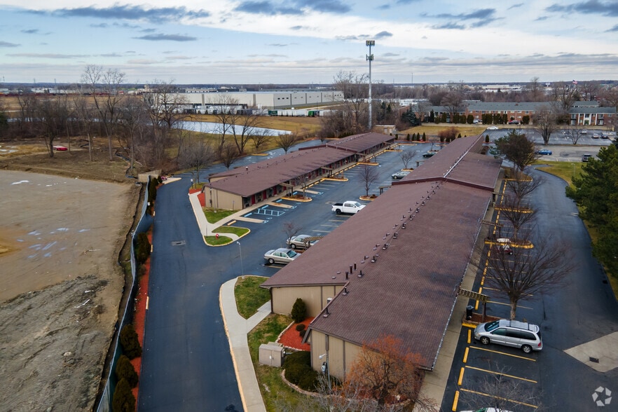 More Photos Of 7887 17 Mile Rd, Sterling Heights Hotel For Sale