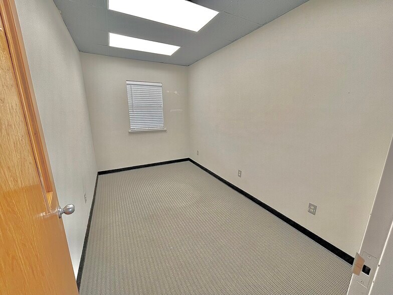 More Photos Of 909 E Rolling Hills Dr, Fayetteville Office For Lease