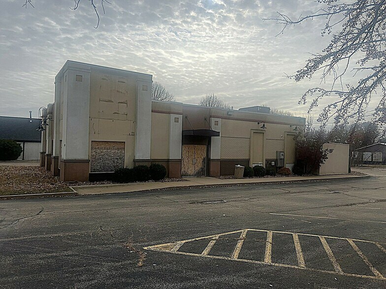 More Photos Of 737 N Galena Ave, Dixon Fast Food For Sale