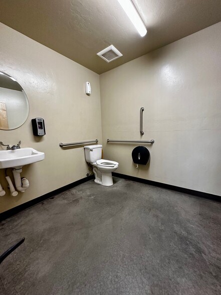 More Photos Of 1043 N River Rd, Palisade Freestanding For Lease