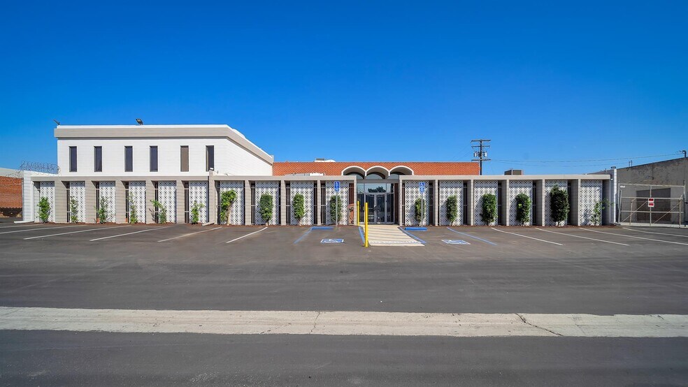 Primary Photo Of 14208 Towne Ave, Los Angeles Showroom For Lease