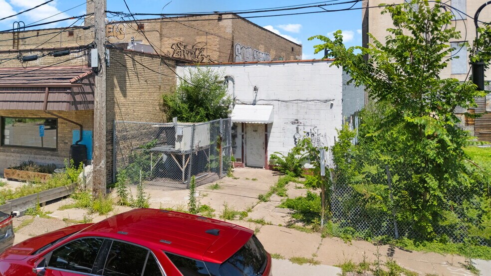 More Photos Of 1005 W Broadway Ave, Minneapolis Storefront For Sale