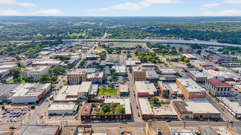 More Photos Of 129 E Wall St, Sherman Showroom For Sale