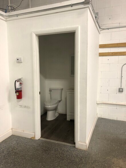 More Photos Of 1335 Bennett Dr, Longwood Warehouse For Lease