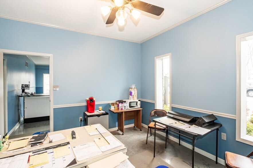 More Photos Of 2217 Farragut ave, Bristol Service For Sale
