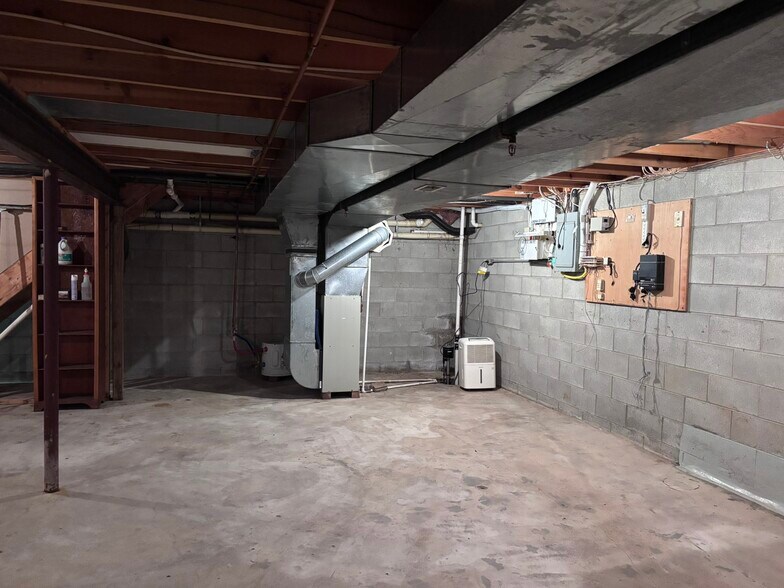 More Photos Of 814 S Main St, Lapeer Freestanding For Lease