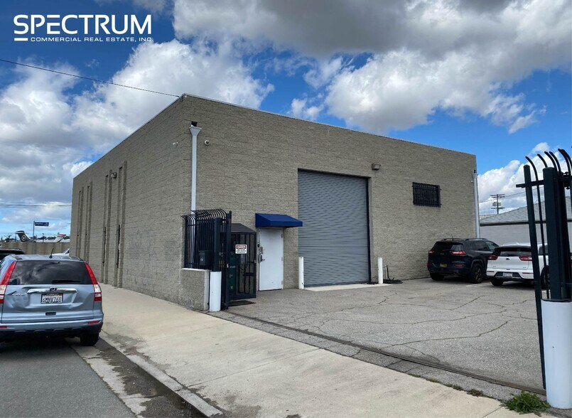 More Photos Of 7002 Sophia Ave, Van Nuys Showroom For Lease