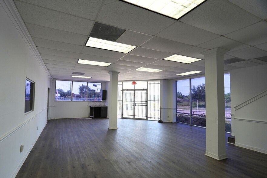 More Photos Of 8245 North Fwy, Houston Showroom For Sale