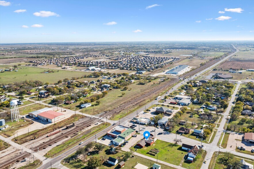 More Photos Of 110 W Bailey St, Ponder Restaurant For Sale