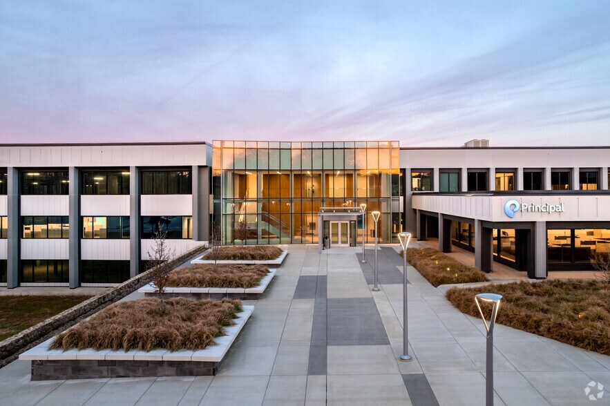 More Photos Of 401 McCullough Dr, Charlotte Office For Sale