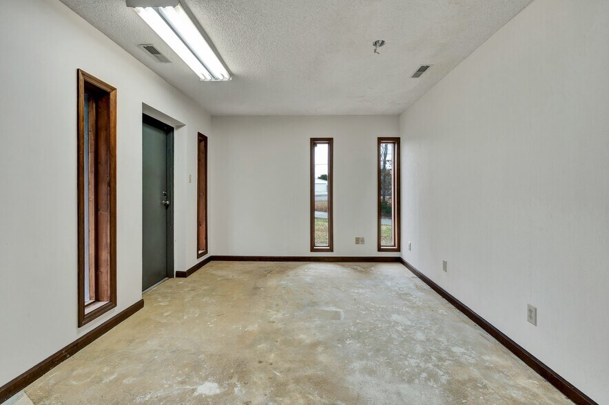 More Photos Of 1050 Whisperwood Trl NE, Cleveland Light Distribution For Sale